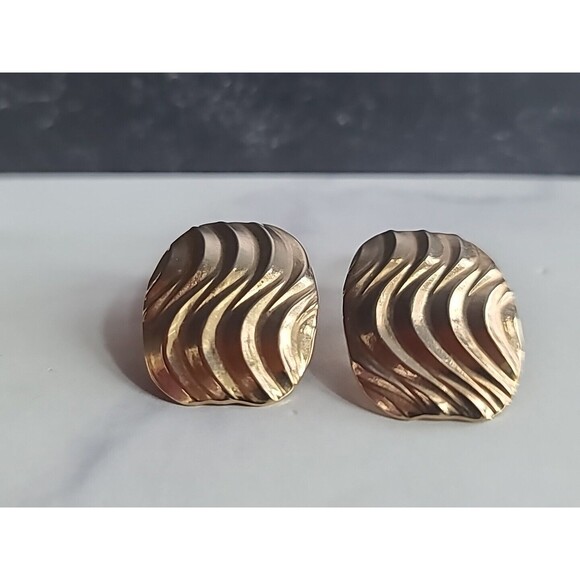 Gold Tone Metal Wavy Pierced Earrings Vintage - Picture 4 of 10